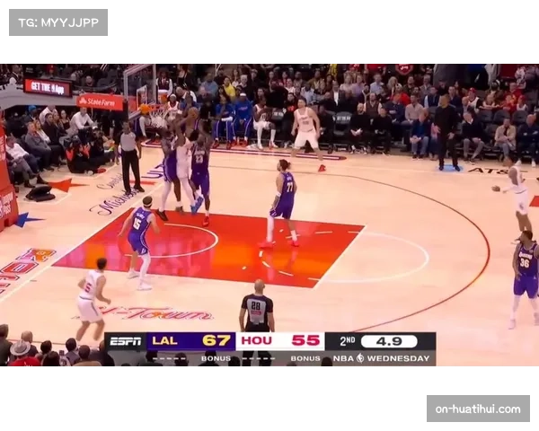 技术台视角：湖人主场大屏幕实时展示詹姆斯每次出手的预期得分值，与球迷互动